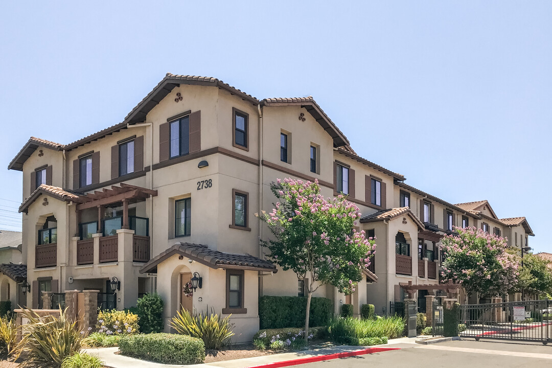 Crossings at Cherry Orchard in Anaheim, CA - Building Photo