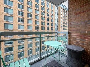 201 Marin Blvd, Unit 35 in Jersey City, NJ - Foto de edificio - Building Photo