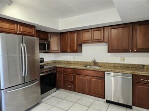 7043 W Sunrise Blvd in Plantation, FL - Building Photo - Building Photo