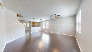 1063 Collinswood Dr W in Jacksonville, FL - Foto de edificio - Building Photo