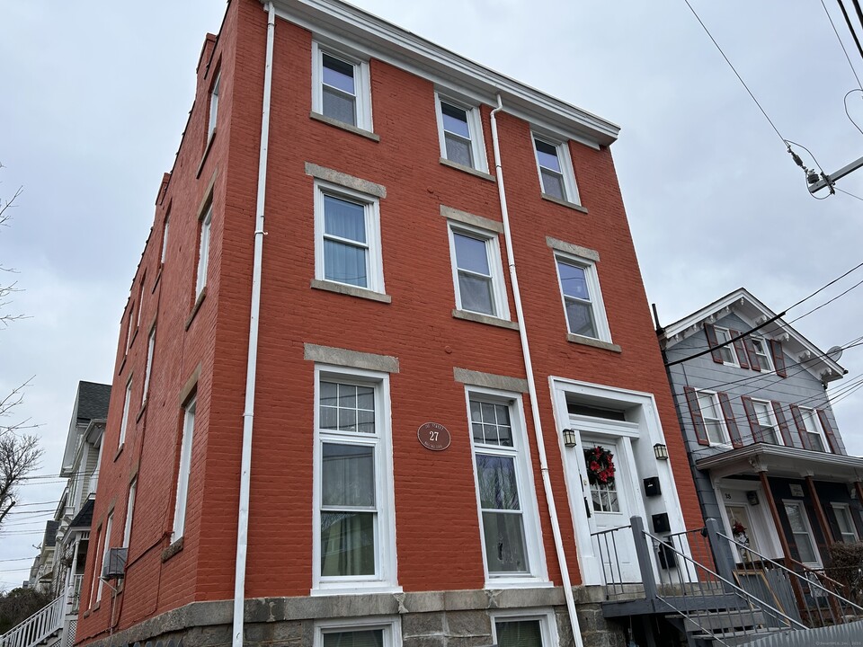 27 Jay St in New London, CT - Building Photo