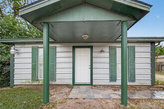 105 Clear Lake Rd in Highlands, TX - Building Photo - Building Photo