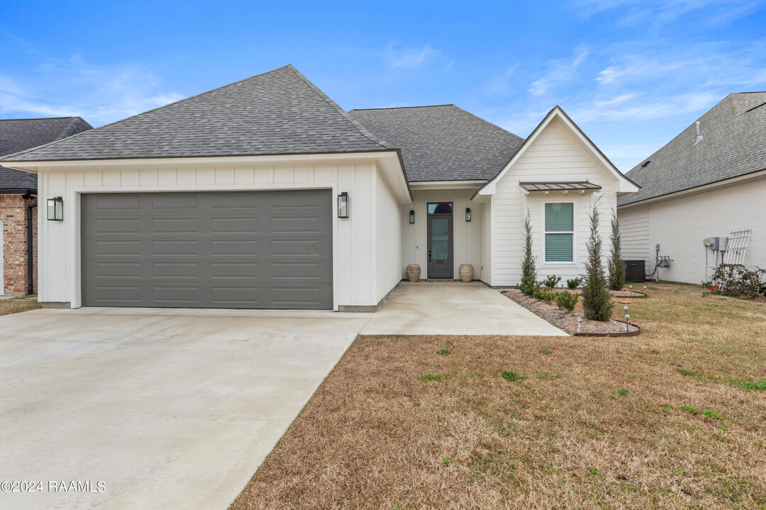 202 Golden Cypress Dr in Youngsville, LA - Foto de edificio