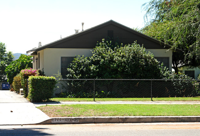 2220 Mira Vista Ave in Montrose, CA - Foto de edificio - Building Photo