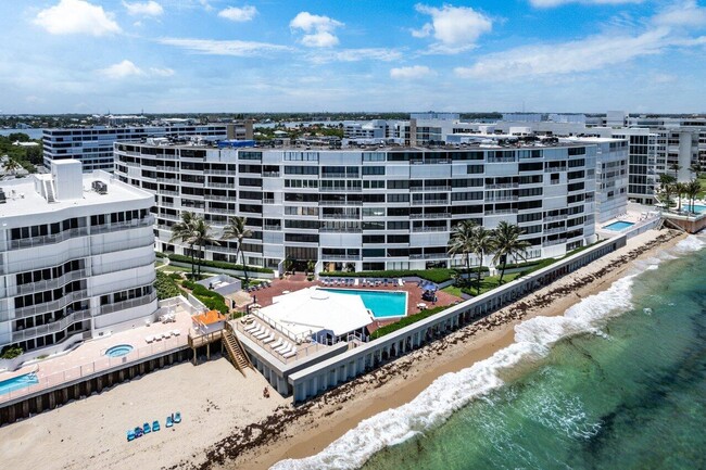 3590 S Ocean Blvd in South Palm Beach, FL - Foto de edificio - Building Photo