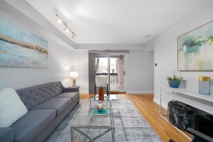 2131 N Larrabee St, Unit 6203 in Chicago, IL - Building Photo