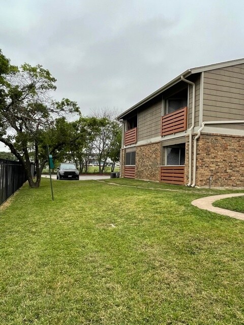 Harmony Apartments in Austin, TX - Foto de edificio - Building Photo