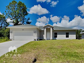 7423 W Cameo Cir in North Port, FL - Building Photo