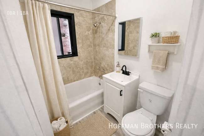 1121 S Norton Ave, Unit 106 in Los Angeles, CA - Foto de edificio - Building Photo