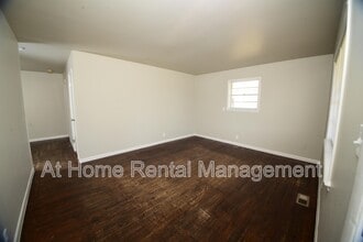 10219 E 7th St in Tulsa, OK - Foto de edificio - Building Photo