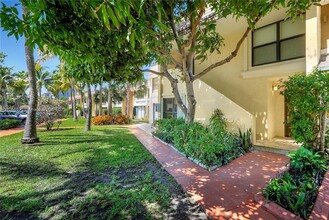 2807 NE 164th St in North Miami Beach, FL - Building Photo - Building Photo