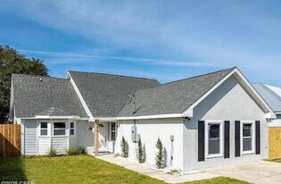 104 Oleander Cir in Panama City Beach, FL - Building Photo