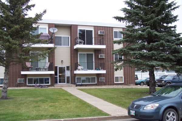 815-845 6th Ave NE in Valley City, ND - Building Photo
