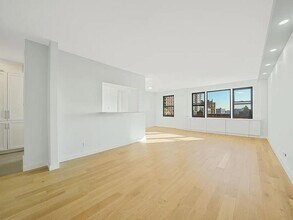 460 E 79th St in New York, NY - Foto de edificio - Building Photo