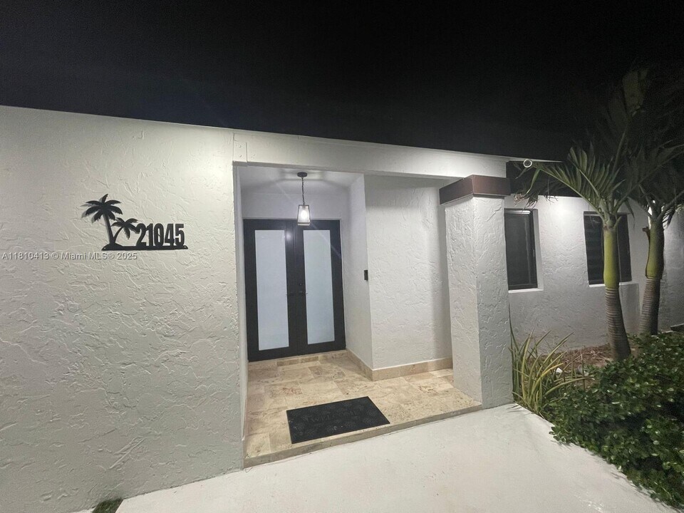 21045 SW 124th Ave Rd in Miami, FL - Building Photo