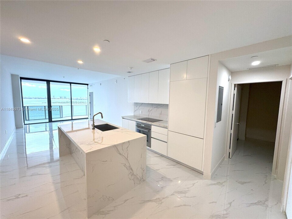 725 NE 24th St in Miami, FL - Building Photo