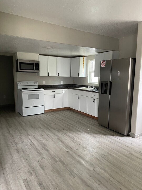 301 Front St in Exeter, MO - Building Photo