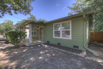 1017 W Martin Luther King Dr in San Marcos, TX - Building Photo - Building Photo