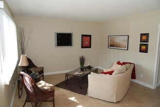 The Walnut Avenue Apartments in Huntington Beach, CA - Building Photo - Building Photo