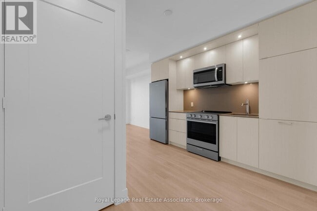 60 Central Park Roadway in Toronto, ON - Building Photo - Building Photo