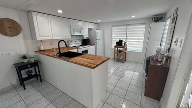 219 W Lake Dr in Hallandale Beach, FL - Building Photo - Building Photo