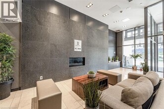 1940 Ironstone Dr in Burlington, ON - Building Photo - Building Photo