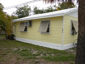 2422 NE Indian River Dr in Jensen Beach, FL - Building Photo - Building Photo