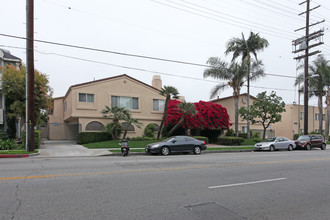 Valli Hacienda in Van Nuys, CA - Building Photo - Building Photo