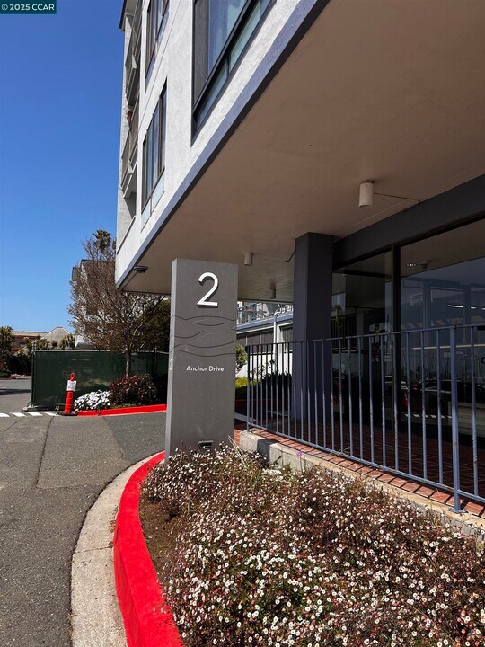 2 Anchor Dr in Emeryville, CA - Building Photo