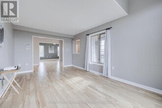 132 Brown Wood Dr in Barrie, ON - Building Photo - Building Photo