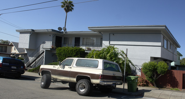 3679 Laurel Ave in Oakland, CA - Building Photo - Building Photo