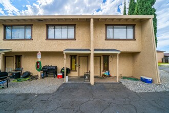 1243 Wurch Way in Redding, CA - Foto de edificio - Building Photo