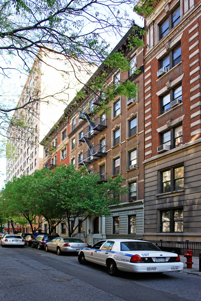 323 W 83rd St in New York, NY - Building Photo - Building Photo