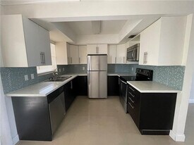 2451 Lincoln St in Hollywood, FL - Building Photo