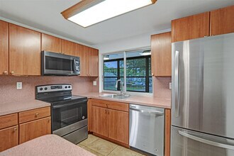 9351 Lime Bay Blvd in Tamarac, FL - Foto de edificio - Building Photo