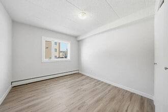 Elsey Manor in Regina, SK - Building Photo - Building Photo