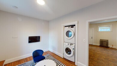 692 Columbia Rd, Unit 1 in Boston, MA - Foto de edificio - Building Photo