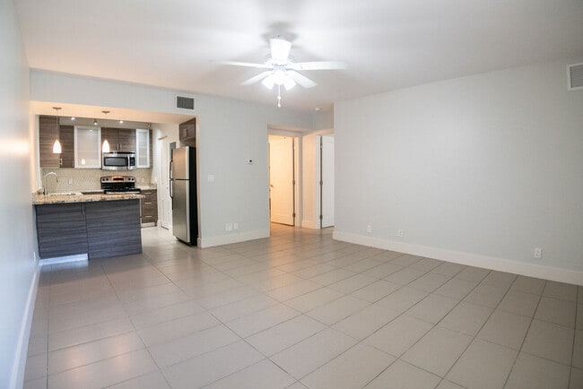 64 Isle of Venice Dr, Unit 26 in Fort Lauderdale, FL - Foto de edificio - Building Photo