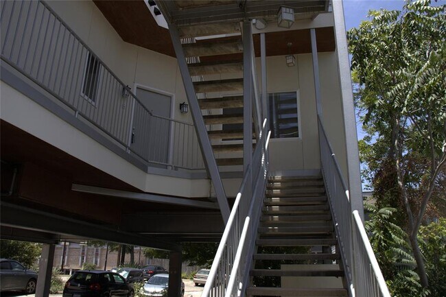 210 E 32nd St-Unit -B in Austin, TX - Building Photo - Building Photo