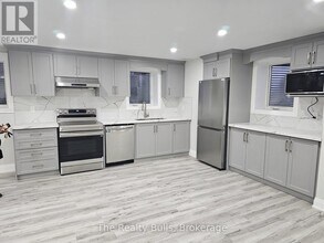 1869 Narcissus Gdns in Pickering, ON - Building Photo - Building Photo