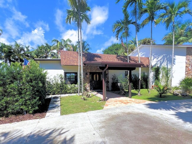 7315 Pine Tree Ln in West Palm Beach, FL - Building Photo - Building Photo