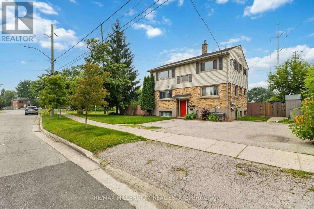 1490-1490 Mclarenwood Terrace in London, ON - Building Photo