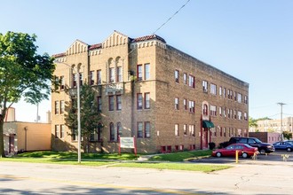 2041 W Atkinson Ave in Milwaukee, WI - Foto de edificio - Building Photo