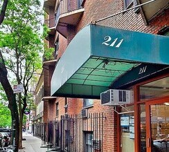 211 Thompson St in New York, NY - Building Photo - Building Photo