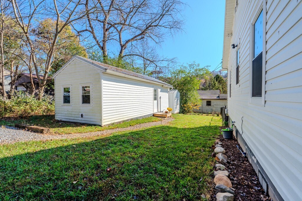 105 Hillside St in Franklin, NC - Building Photo