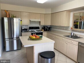 202 Oaktree Ct in Warminster, PA - Building Photo - Building Photo