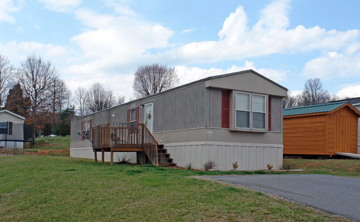 21 Puckett Rd in Asheville, NC - Building Photo