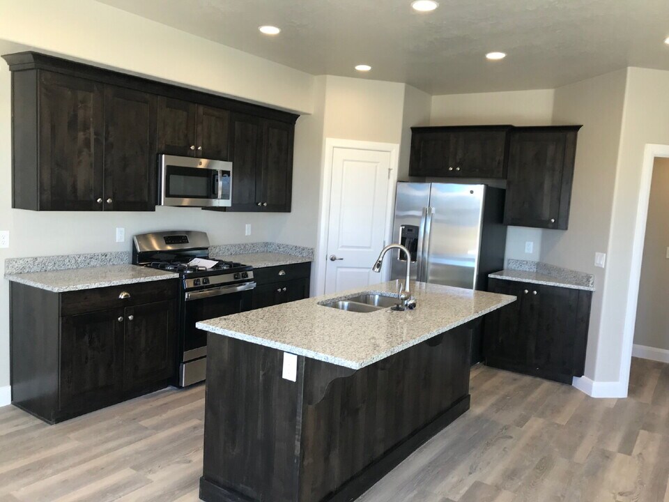 499 530 W in Hurricane, UT - Building Photo