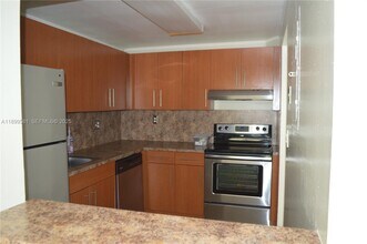 303 Racquet Club Rd in Weston, FL - Foto de edificio - Building Photo