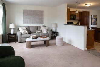 Hidden Oak Way in Manchester, NH - Foto de edificio - Building Photo